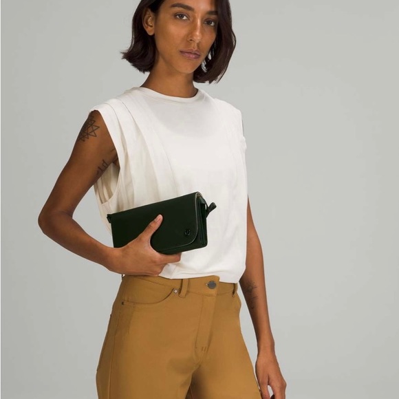 LULULEMON WALLET CLUTCH CROSSBODY BAG IN RAINFOREST GREEN - Picture 7 of 8